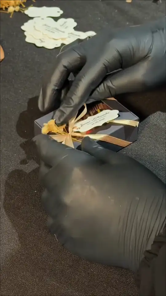 Confection du Coffret Délicatesse en atelier : ruban, fleurs séchées et étiquette