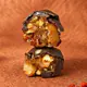 DUNE, boule chocolatée coupée en deux, garniture de dattes, de noix et de baies de goji