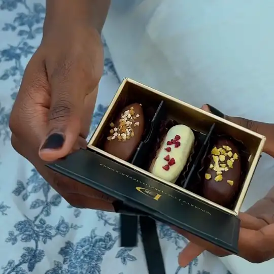 Coffret Éclat ouvert, puis ses dattes servies sur une assiette