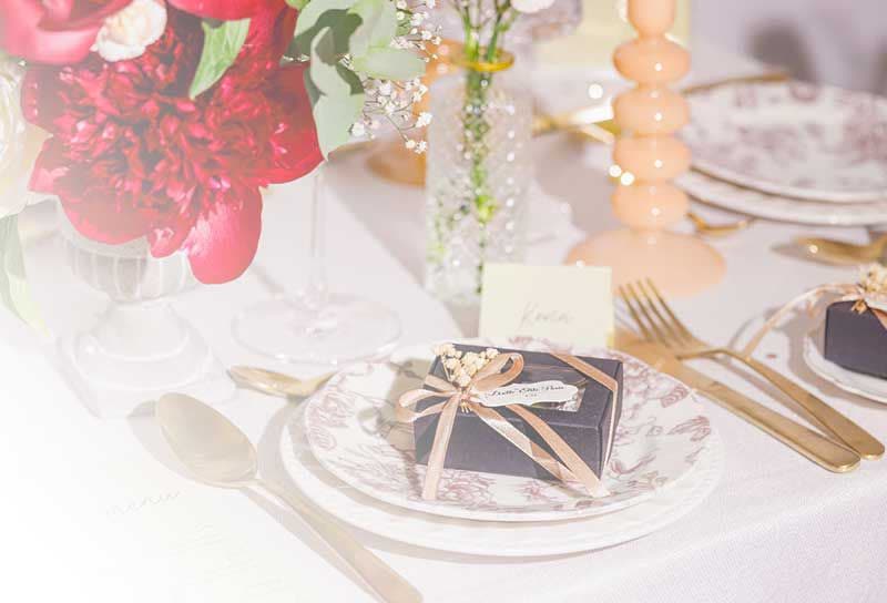 Table de mariage dressée, sucettes à l’assiette de chaque invité