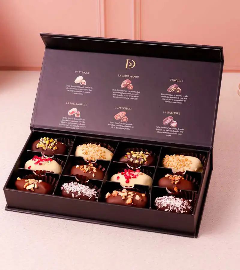 Coffret Intemporel 12 pièces ouvert, dattes enrobées de chocolat et leurs garnitures