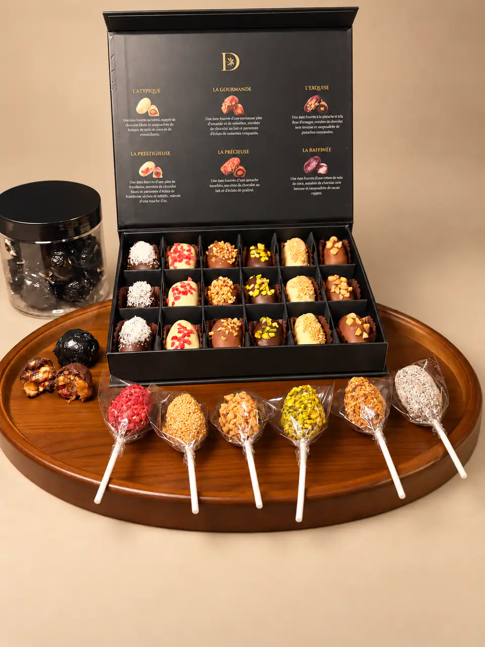 Le Coffret Expérience réuni : 18 dattes dans leur coffret, 6 sucettes de dattes et le pot DUNE